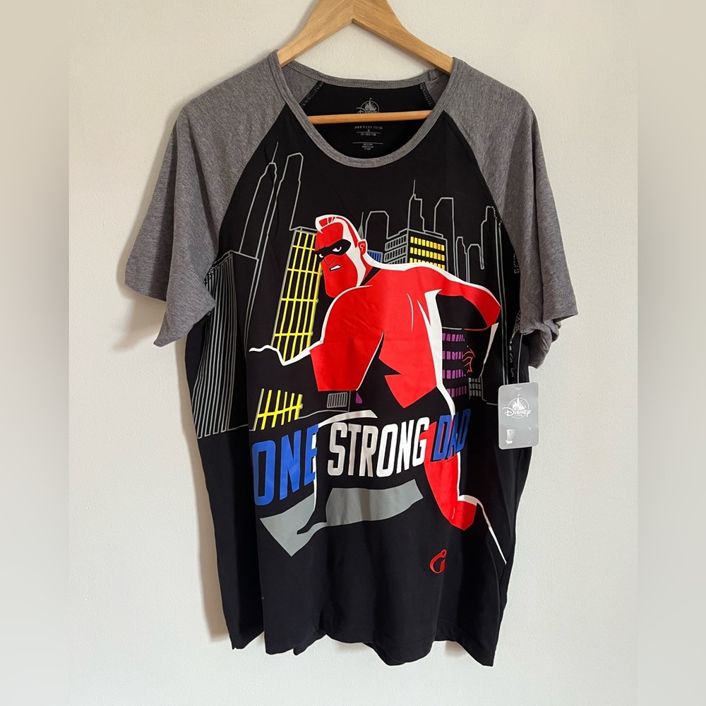 The Incredibles T-Shirt / One Strong Dad / Disney / Large / NEW